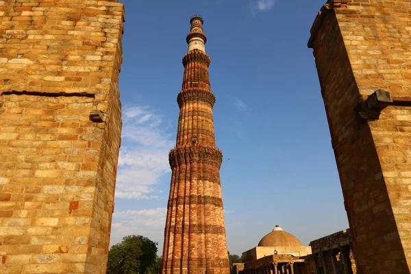 Qutub Minar - o minarete de tijolo mais alto do mundo . — Fotografia de Stock