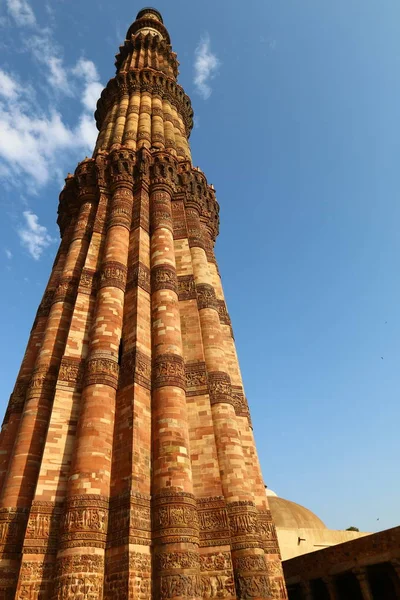 Qutub minar - das höchste Ziegelminarett der Welt. — Stockfoto