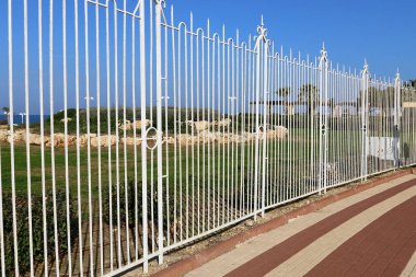 Şehir ve doğa paralel çizgiler 