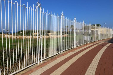 Şehir ve doğa paralel çizgiler 