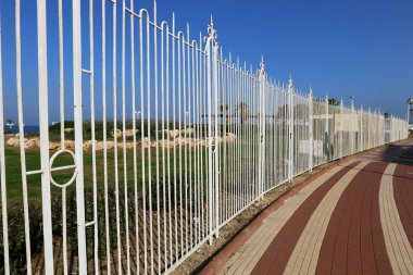 Şehir ve doğa paralel çizgiler 