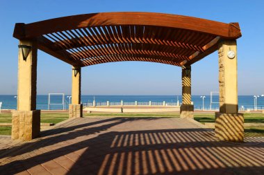 Şehir ve doğa paralel çizgiler 