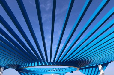 Şehir ve doğa paralel çizgiler 