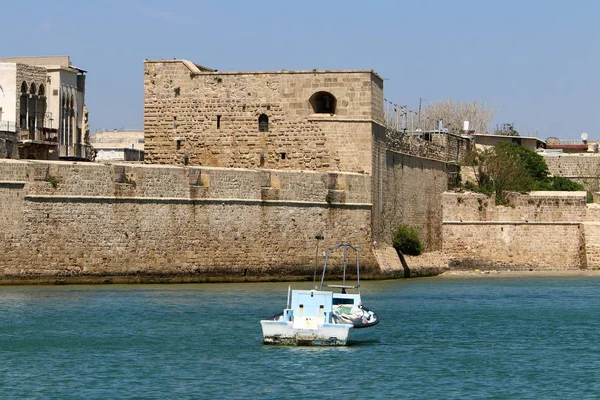 Acri vecchia fortezza in riva al mare — Foto Stock