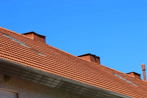 Крыша - верхняя конструкция здания — стоковое фото