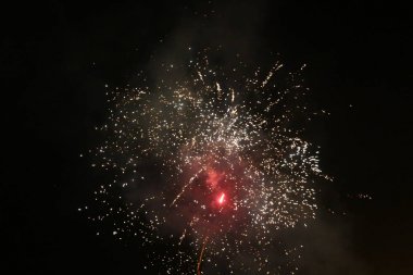 Gökyüzünde havai fişek        