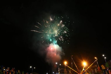 Gökyüzünde havai fişek        