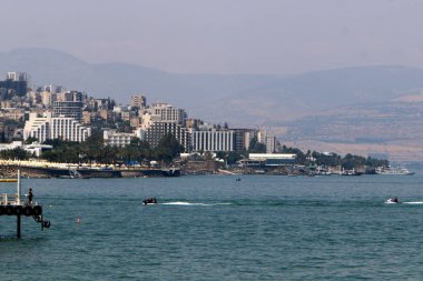 Şehir Tiberias Gölü kıyısındaki Kinneret üzerinde 