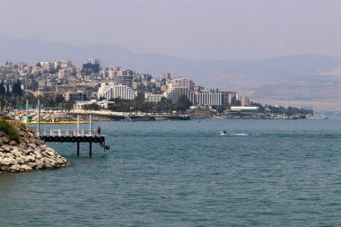 Şehir Tiberias Gölü kıyısındaki Kinneret üzerinde 