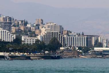 Şehir Tiberias Gölü kıyısındaki Kinneret üzerinde 