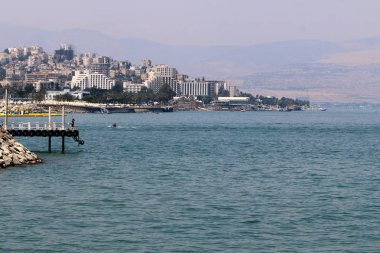 Şehir Tiberias Gölü kıyısındaki Kinneret üzerinde 