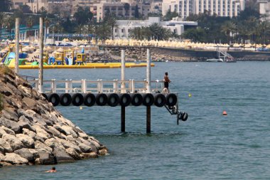 Şehir Tiberias Gölü kıyısındaki Kinneret üzerinde 