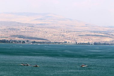 Şehir Tiberias Gölü kıyısındaki Kinneret üzerinde 