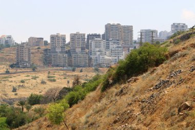 Şehir Tiberias Gölü kıyısındaki Kinneret üzerinde 