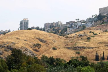Şehir Tiberias Gölü kıyısındaki Kinneret üzerinde 