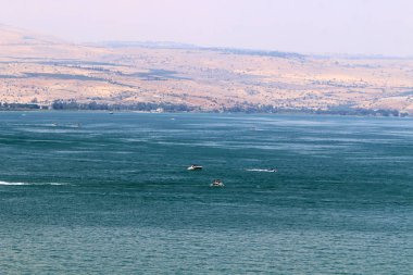 Şehir Tiberias Gölü kıyısındaki Kinneret üzerinde 