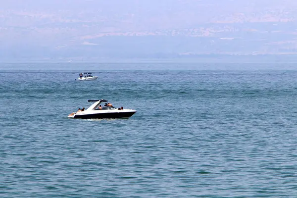 La ciudad de Tiberíades a orillas del lago Kinneret — Foto de Stock