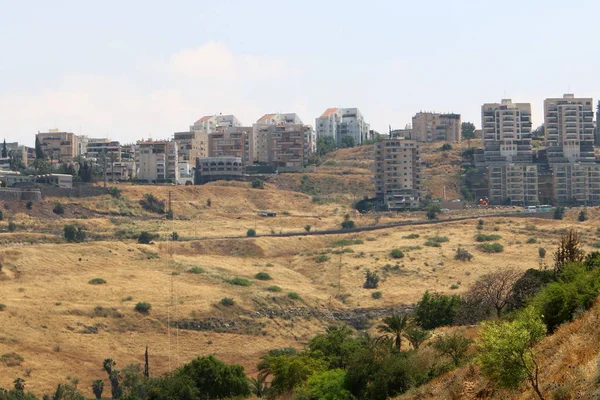 De stad van Tiberias op de oever van het meer Kinneret — Stockfoto