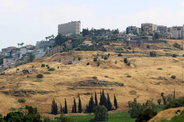 De stad van Tiberias op de oever van het meer Kinneret — Stockfoto