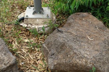 Her yerde taşlar vardır 