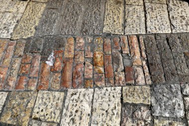 Her yerde taşlar vardır 