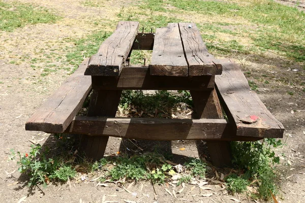 Bench stands in the park — Stock Photo, Image