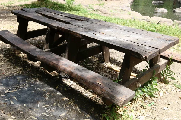 Bench stands in the park — Stock Photo, Image