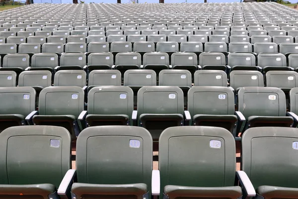 Bench stands in the park — Stock Photo, Image