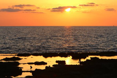 Deniz kenarında bir akşam 