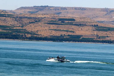 Celile Denizi kıyısında. 