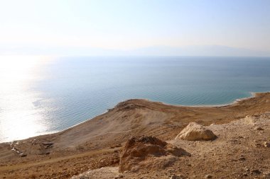 Ölü Deniz kıyısında 