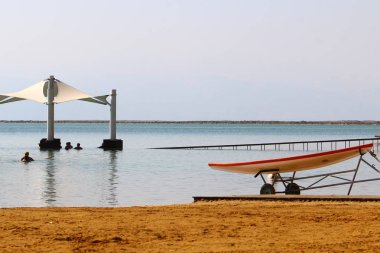 Ölü Deniz kıyısında 