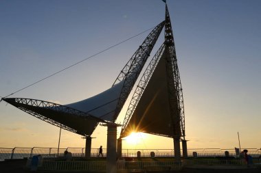 Deniz kenarında bir akşam 