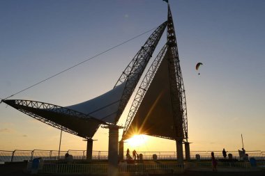 Deniz kenarında bir akşam 