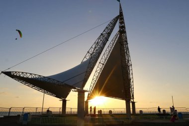 Deniz kenarında bir akşam 