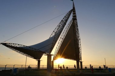 Deniz kenarında bir akşam 