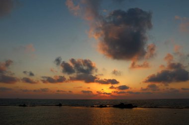 Deniz kenarında bir akşam 