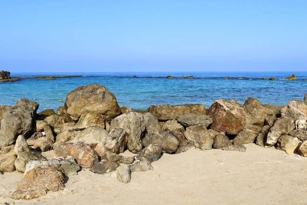 Pietre si trovano sulla riva del mare — Foto Stock