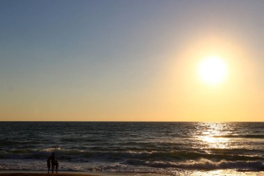 Deniz kenarında bir akşam 