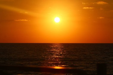 Deniz kenarında bir akşam 