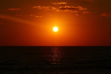 Deniz kenarında bir akşam 