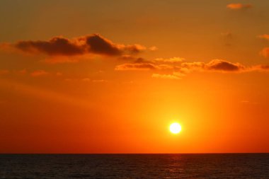 Deniz kenarında bir akşam 