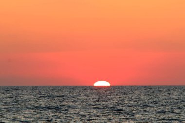 Deniz kenarında bir akşam 