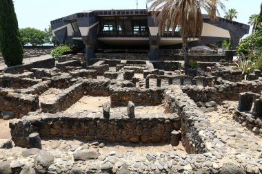 Bir kilise Kinneret kıyısında 