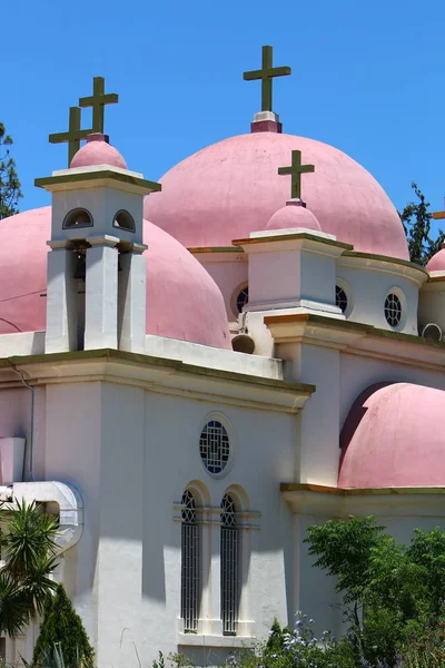 Una iglesia en la orilla del Kinneret — Foto de Stock