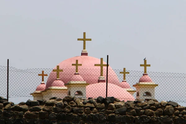 Una iglesia en la orilla del Kinneret — Foto de Stock