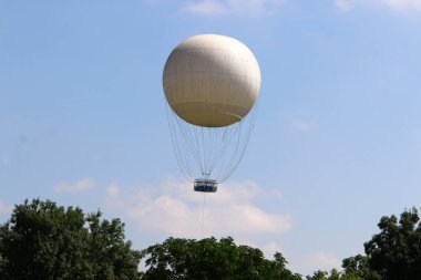 Başının üstüne büyük bir gökyüzü 