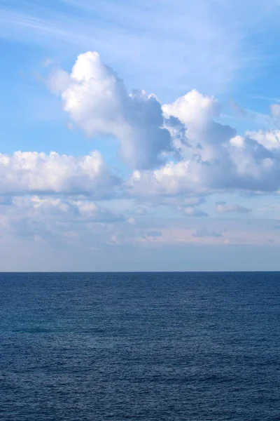 Un cielo enorme por encima de tu cabeza — Foto de Stock