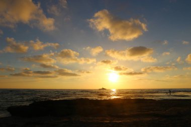 Deniz kenarında bir akşam 