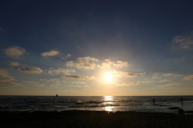 Deniz kenarında bir akşam 